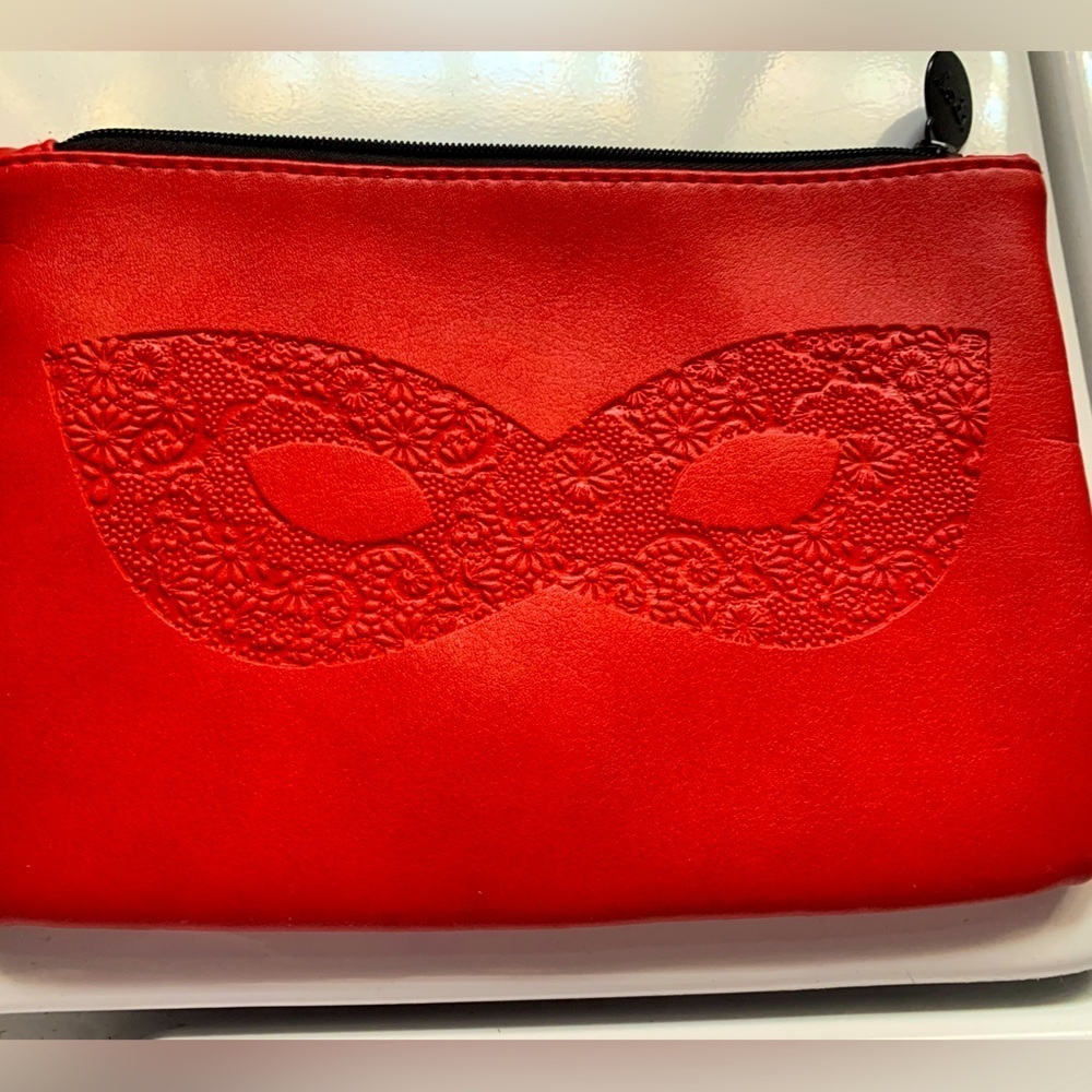 Ipsy Red Masquerade Makeup Bag with Black Inner Lining: Clean Smoke free home‌